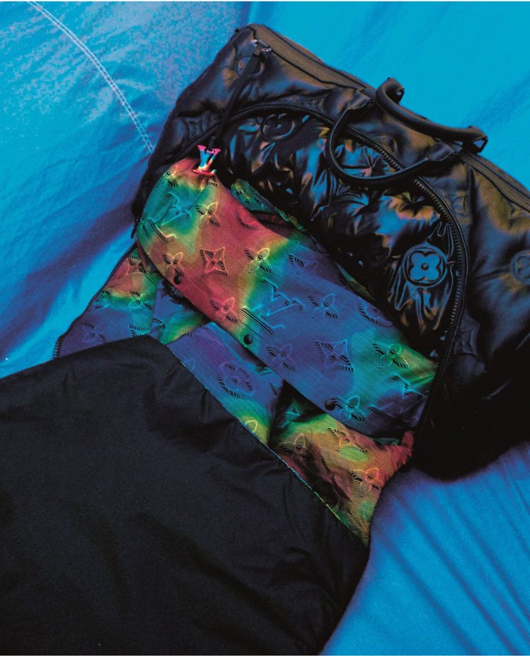 從Keepall手袋延伸出的Sleepall手袋攤開來其實是一個睡袋。圖／LV提供