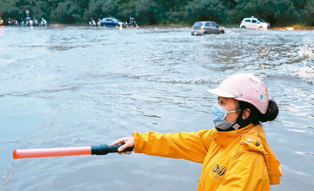 最新研究顯示，越南等亞洲國家沿海城市是海平面上升導致淹水的高風險地區。圖為一名女...