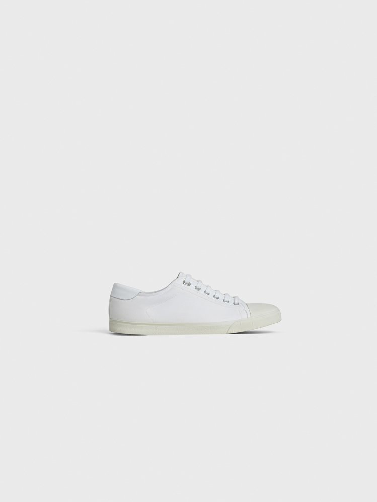CELINE Blank白色小牛皮帆布球鞋，售價17,500元。圖／CELINE BY HEDI SLIMANE提供