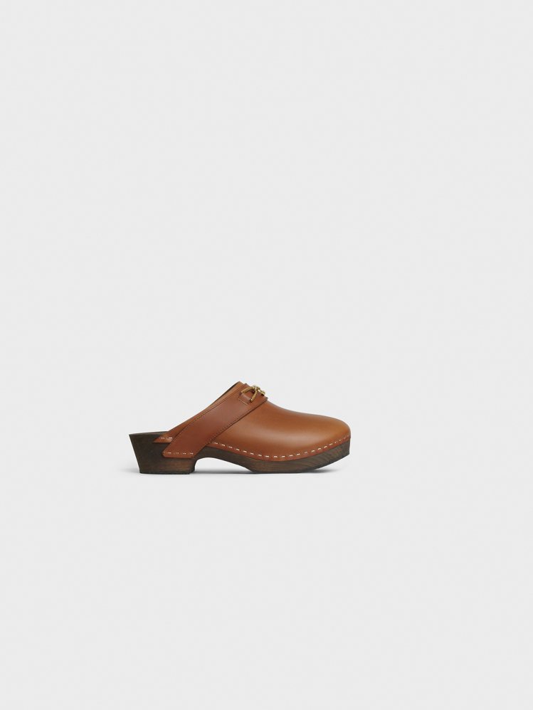 Le Bois CELINE焦糖棕色小牛皮木屐涼鞋，售價29,500元。圖／CELINE BY HEDI SLIMANE提供