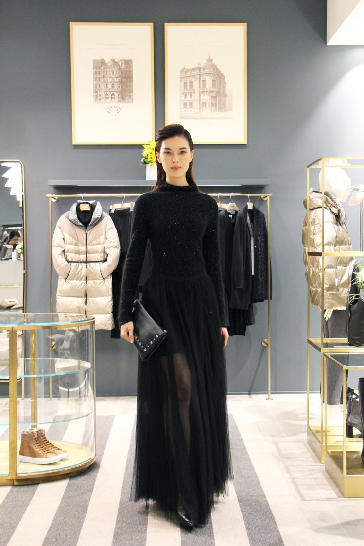 王思偉身穿黑色洋裝88,300元，搭配手拿包36,500元。圖／FABIANA FILIPPI提供