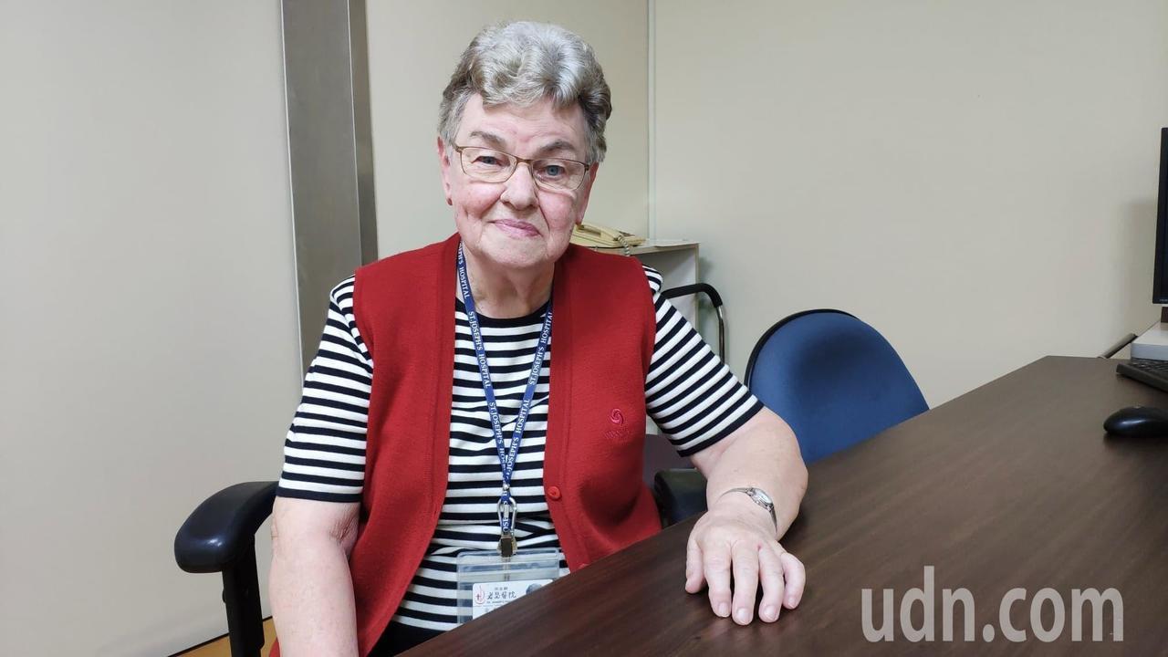 已82歲的比利時籍方秀仁，為雲林醫療奉獻超過半世紀，如今卸下護理工作的她，仍在醫院擔任關懷師傳遞愛與關懷。