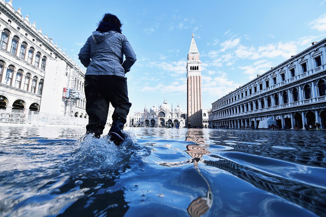 過去一周，威尼斯遭遇53年來最慘水患，然而，近年淹水已成日常的威尼斯，今年為何特...
