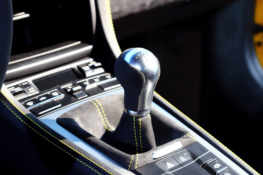 保時捷718 Cayman GT4與718 Spyder均標配6速手排變速箱，0...