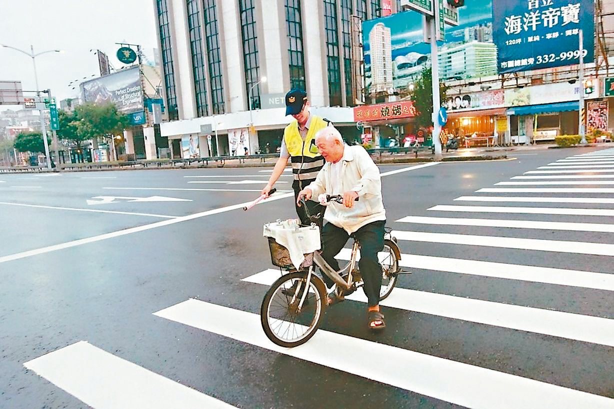 闖紅燈、逆向行車，許多老年人被視為馬路三寶，但失智症協會提醒，不遵守交通規則的老年人可能是失智症潛在風險患者，應積極就醫。