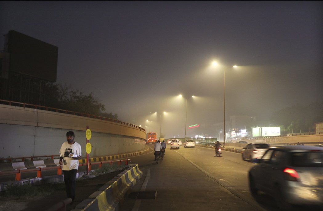 印度霧霾情況嚴重，入夜後的天空仍一片慘灰。 （美聯社）