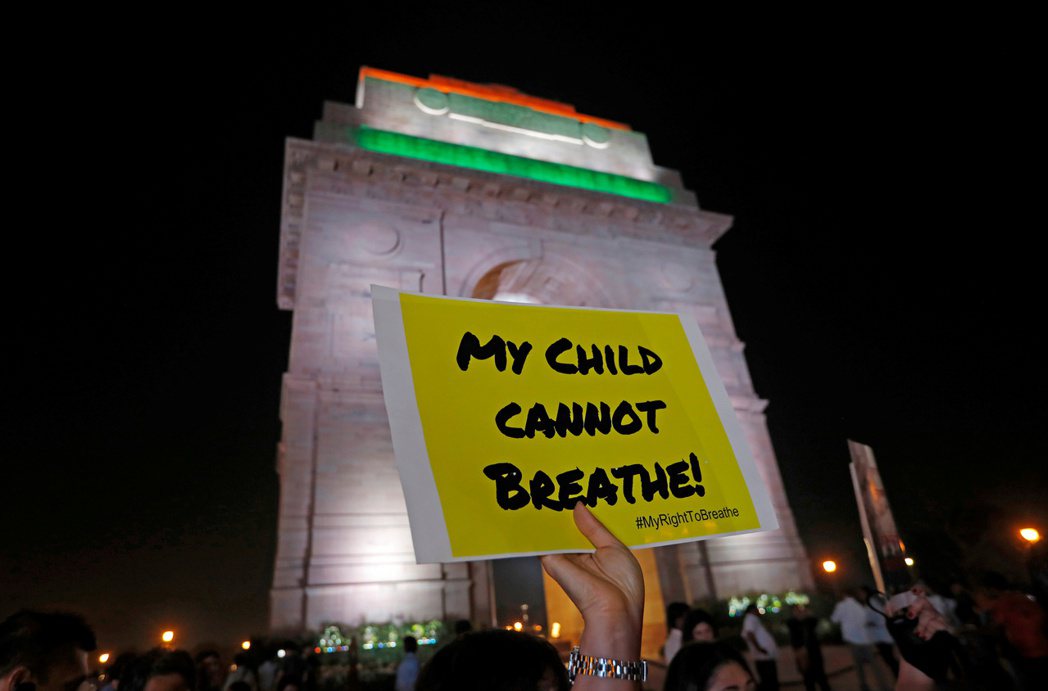 由於空汙問題嚴重，憤怒的印度民眾5日晚間齊聚國家紀念碑「印度門」抗議，要求政府有...