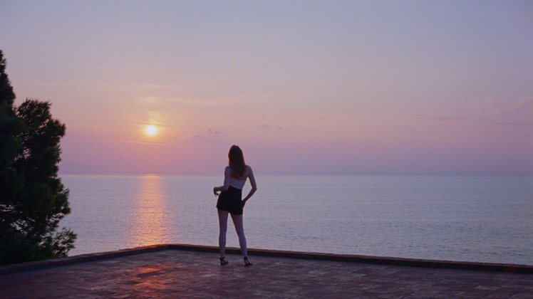 艾瑪史東在卡布里島海濱黃昏拍攝形象廣告的側記。圖／LV提供