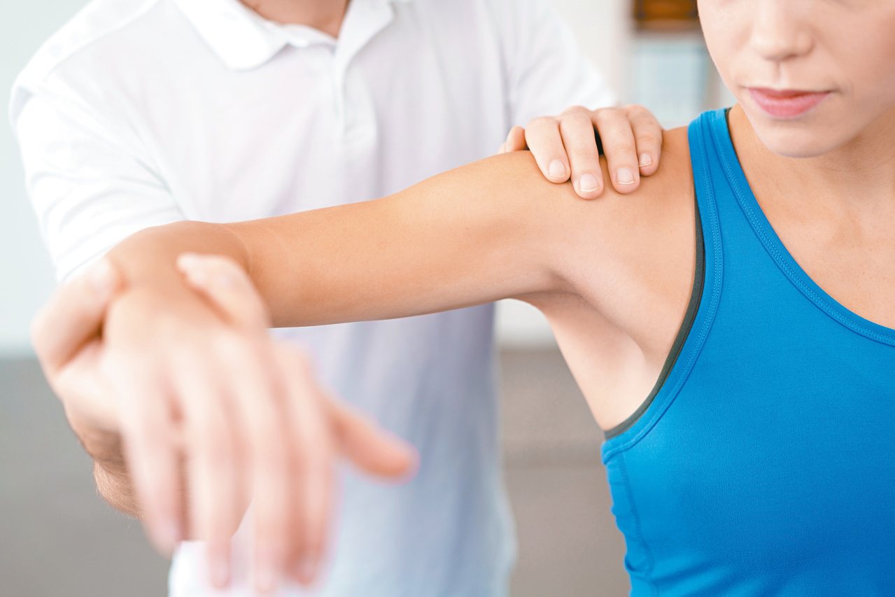 在肩痛族群中，最常見的診斷包括沾黏性關節囊發炎，也就是俗稱的五十肩，還有旋轉肌受傷、破裂、發炎者。根據