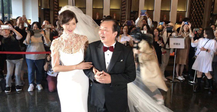 林志玲穿著婚紗牽著爸爸步出飯店。 記者黃保慧／攝影