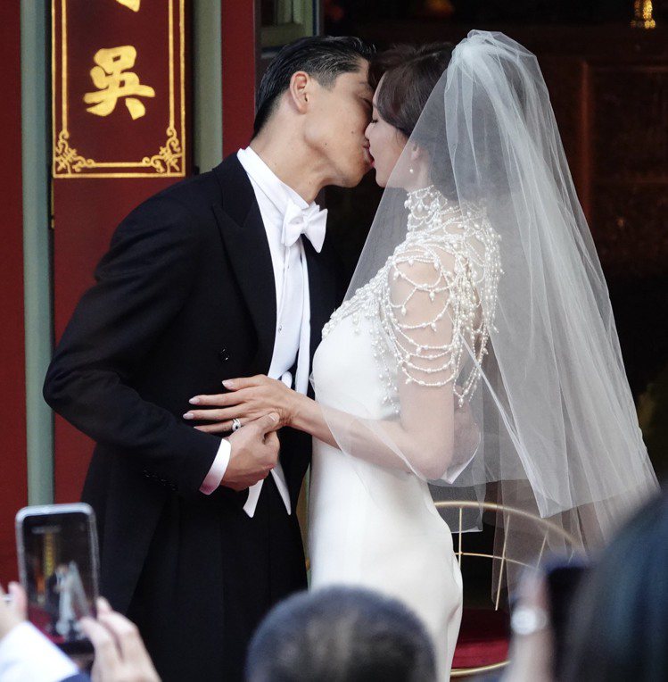 林志玲選在爸爸的故鄉台南，與放浪兄弟成員AKIRA完成世紀婚禮，林志玲和AKIRA交換戒指後親吻。記者林伯東／攝影
