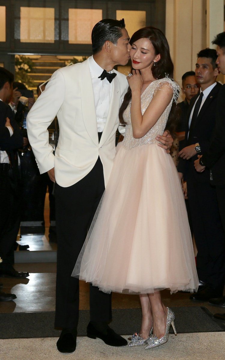 林志玲選穿台灣婚紗品牌蘇菲雅訂製的粉色羽毛禮服搭配Jimmy Choo灰姑娘玻璃鞋，出席婚禮晚宴。記者林伯東／攝影