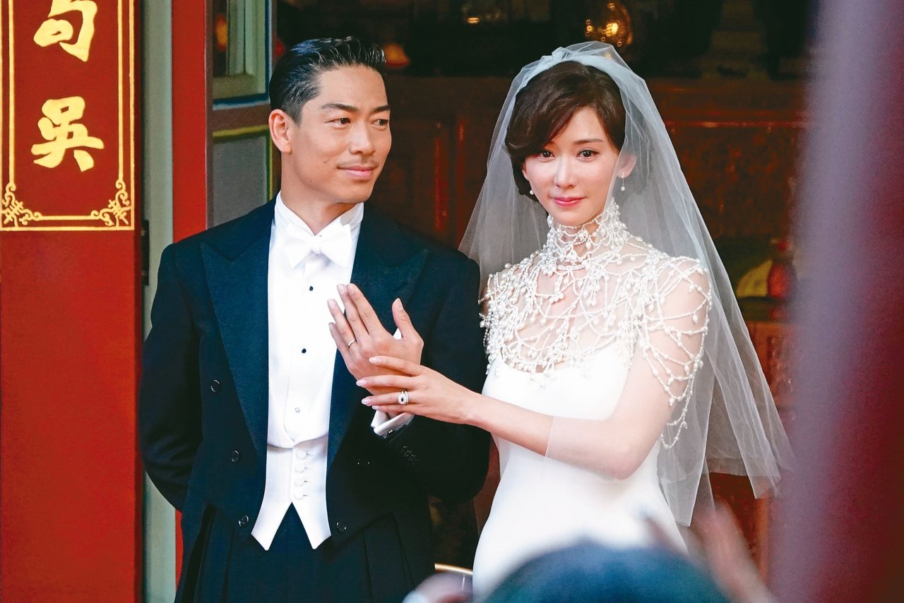 林志玲昨天與AKIRA完成世紀婚禮，兩人交換戒指。