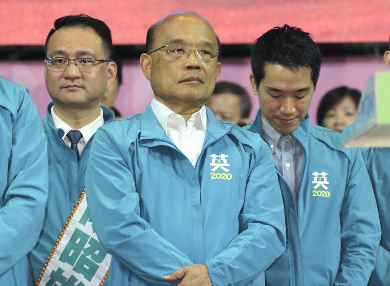 行政院長蘇貞昌出席蔡英文競選總部成立大會，站在台上的他臉部表情僵硬，因遭病毒感染...