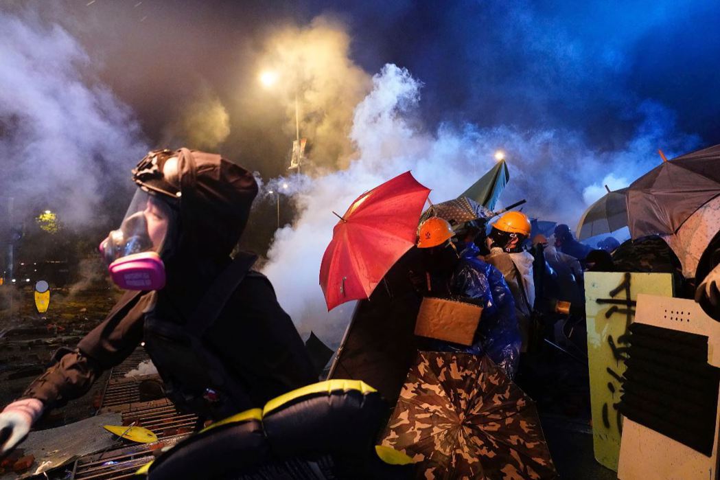 11月18日，示威者於香港理工大學反抗港警攻打。 圖／美聯社
