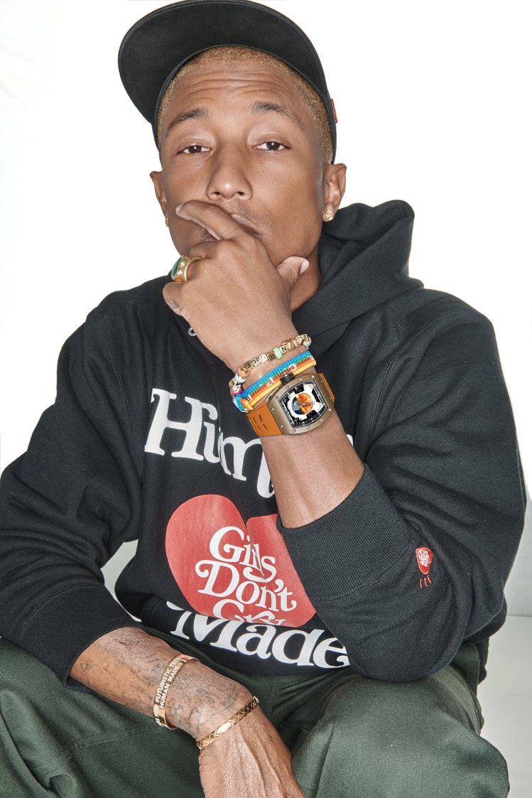 音樂與潮流界的巨星Pharrell Williams以勁裝，搭配聯名的RM 52-05 Pharrell Williams陀飛輪腕表。圖／RICHARD MILLE提供