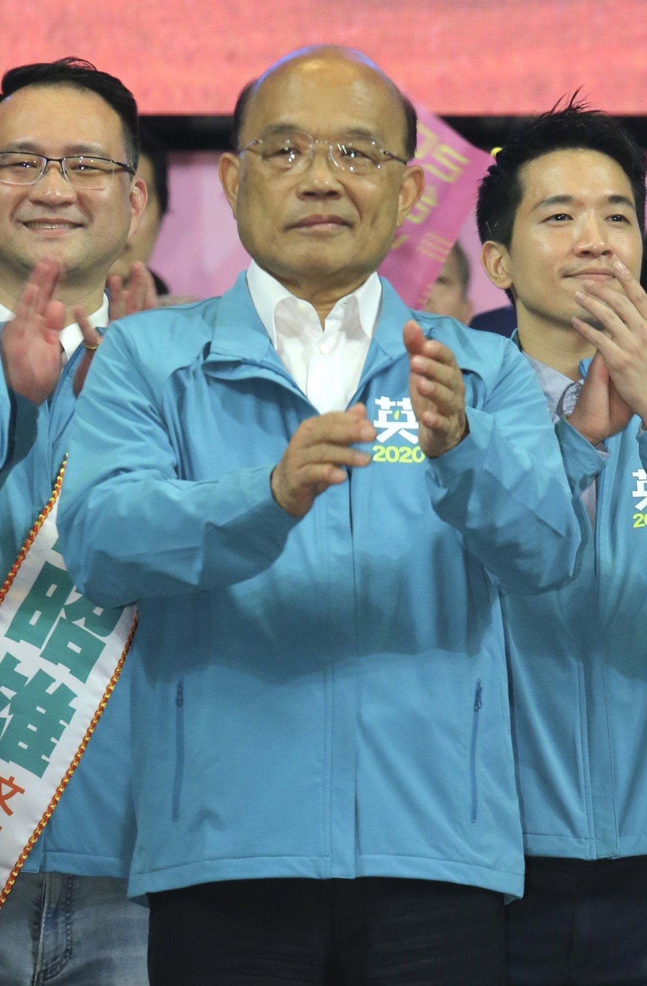 行政院長蘇貞昌出席蔡英文競選總部成立大會，遭到病毒感染造成顏面神經失調，站在台上的他臉部表情僵硬。 圖／本報資料照片