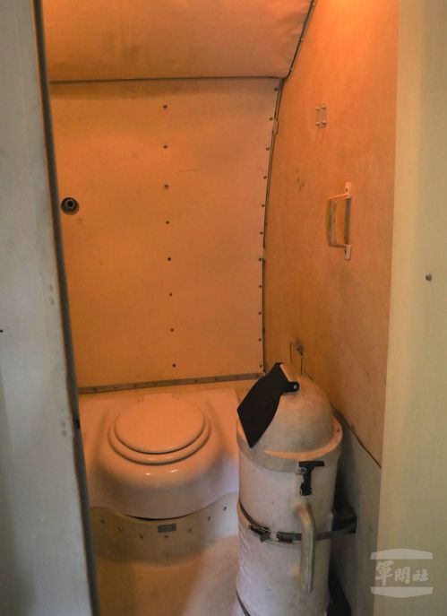 P-3上的廁所，包括尿斗與便盆各一。圖／軍聞社