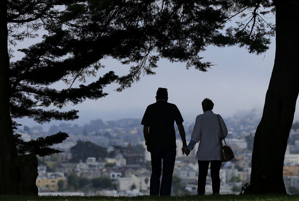 一對夫婦在艾爾塔廣場公園俯瞰舊金山。 （美聯社）
