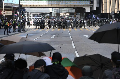 日前大批示威者集結於中環一帶，防暴警察一度施放催淚彈驅散。 （香港中通社）