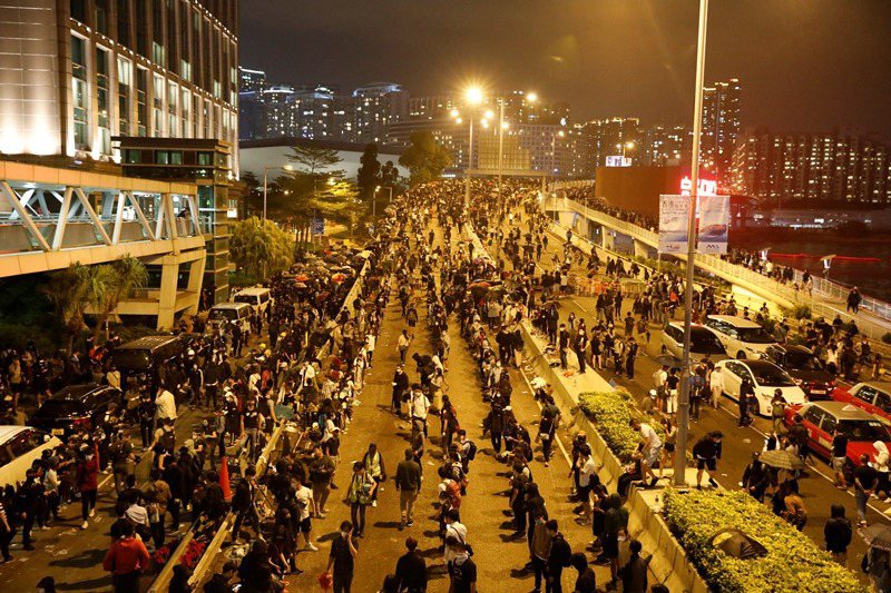 香港民眾於理大外聚集傳送物資，攝於11月18日，香港。 圖／路透社