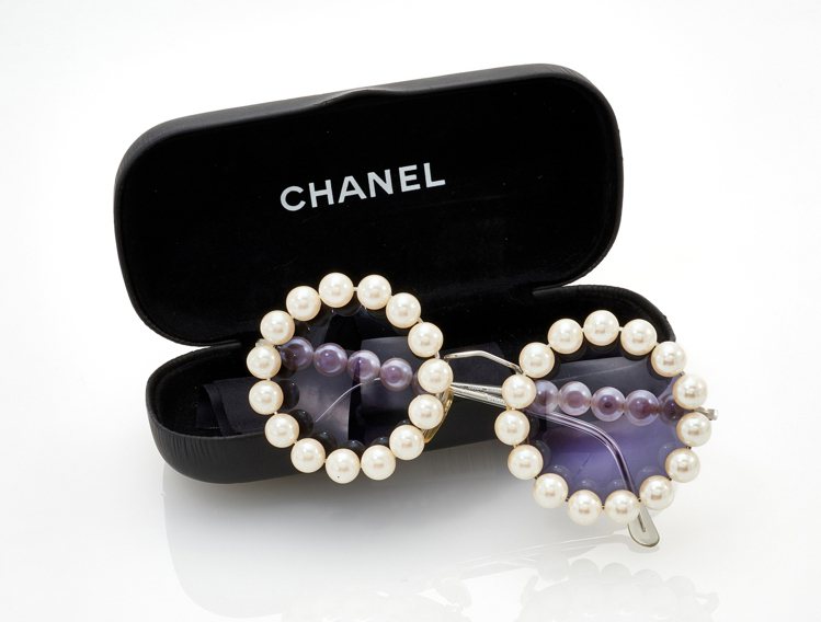 CHANEL，珍珠鑲邊圓形太陽眼鏡（預估拍價100-200歐元）。圖／香港蘇富比提供。