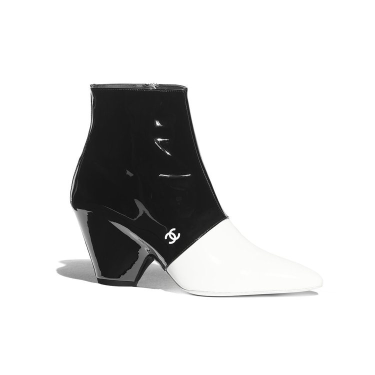 黑白雙色漆皮粗跟短靴，45,200元。圖／香奈兒提供