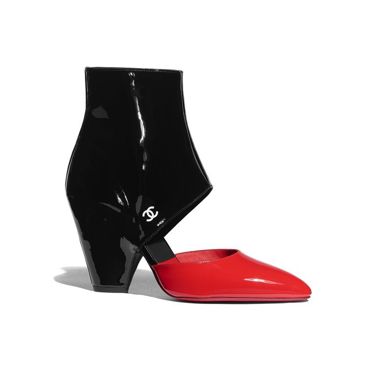 紅黑雙色漆皮鏤空粗跟短靴，43,500元。圖／香奈兒提供