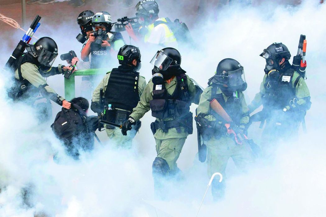 港警家屬爆出不少香港警察罹患「氯痤瘡」。 （美聯社）