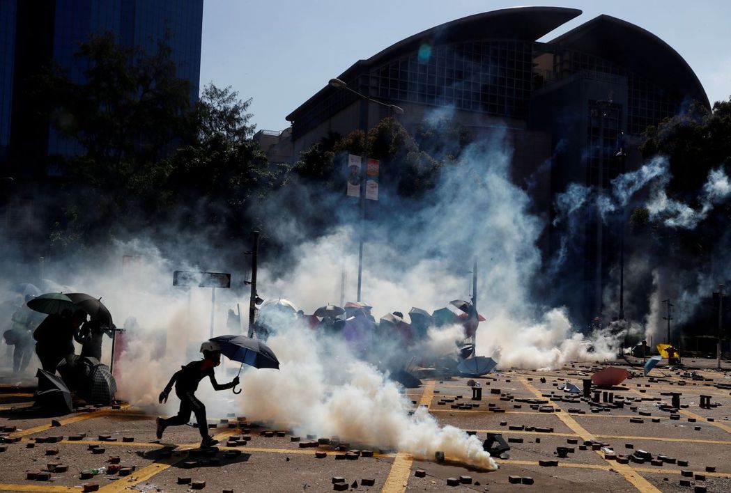 反送中示威5個多月，港警發射逾9千枚催淚彈，煙霧瀰漫整個香港。 （路透）