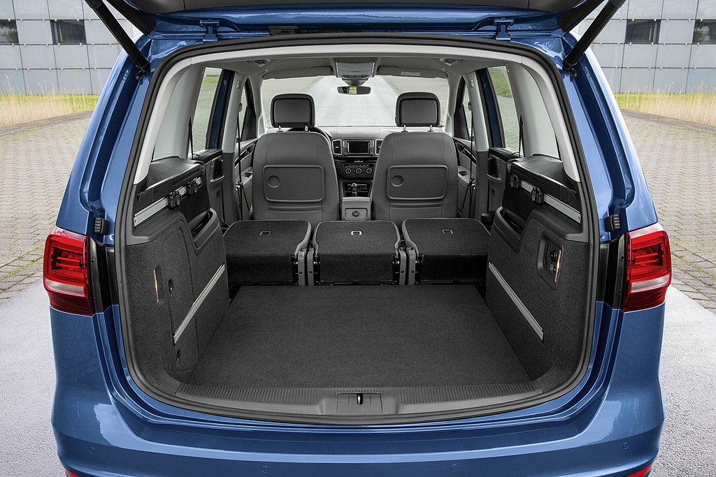 福斯Sharan 280 TSI Life車室採用第二排三座獨立式座椅，可依個人...
