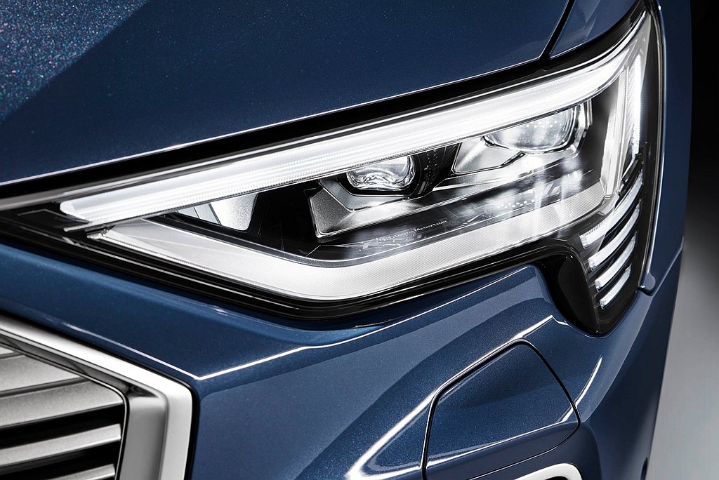 Audi e-tron Sportback首度運用數位矩陣頭燈科技（Digita...