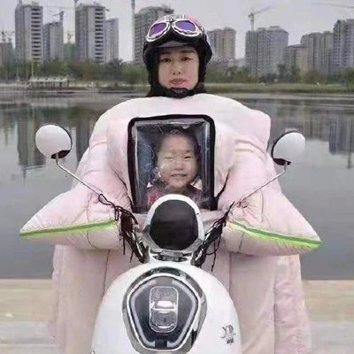 帶小孩遺照騎機車嚇壞日本網友　台灣網友撇清：沒有這東西！原來是淘寶「親子防寒衣」