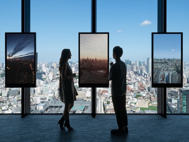 位於「天空迴廊（Sky Gallery）」的「平行視窗（Parallel Windows）」展示了各種時間、天氣型態下，澀谷的樣貌。圖／Shibuya Scramble Square