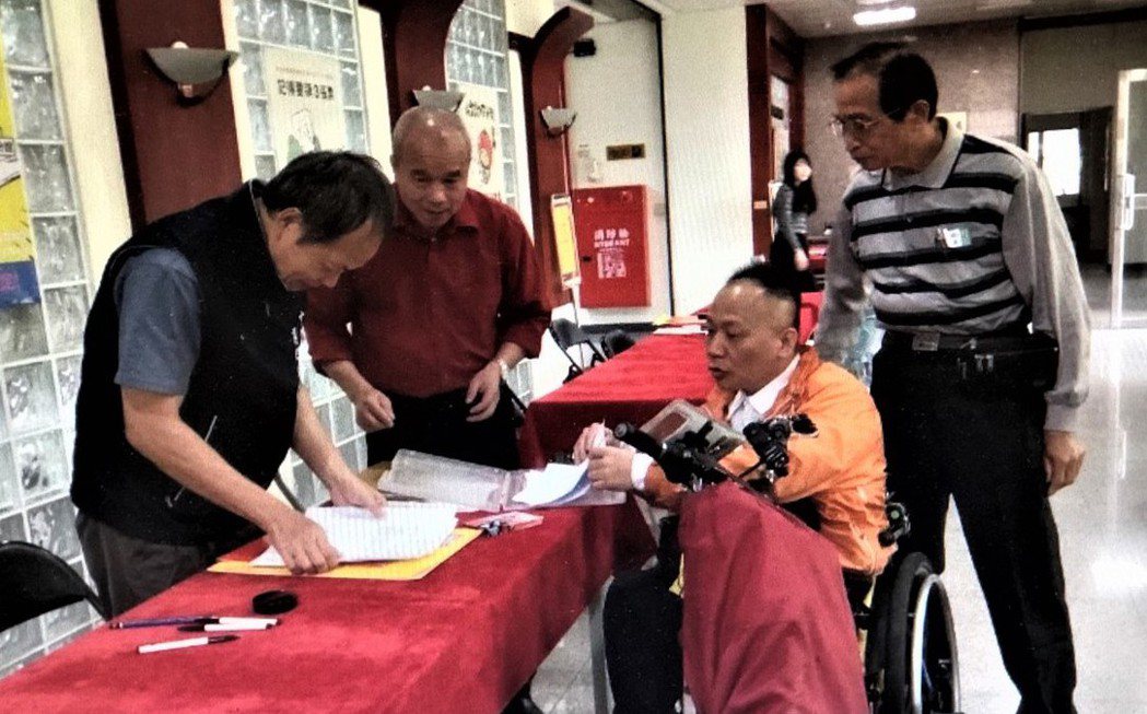 喜樂島聯盟的張永津（右二）自稱雲林輪椅立委參選人。 記者陳雅玲／翻攝