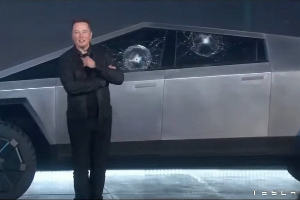 Tesla首席設計師向Tesla Cybertruck車窗丟出金屬球，卻出現大面...