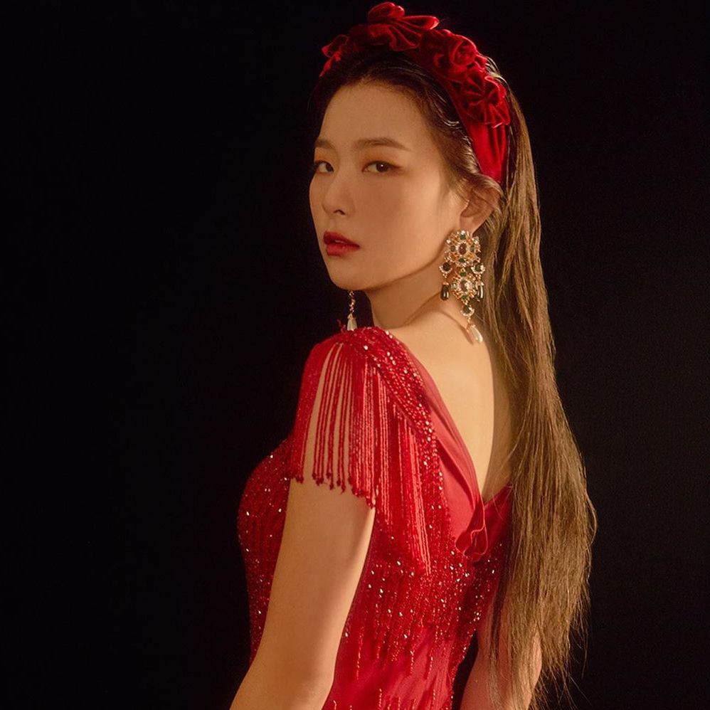 最美偶像Irene演繹致命「紅色誘惑」！ IU、潤娥絕美紅禮服令人心跳露拍