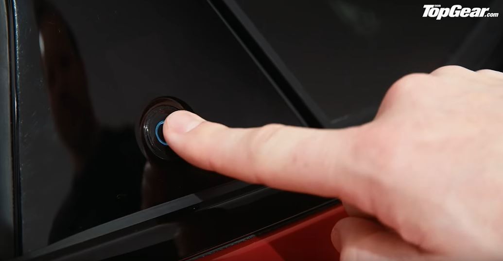 Ford Mustang Mach-E的車門必須按鈕開啟。 截自YouTube：...
