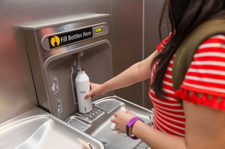 即使只有10%旅客裝水，每年就可望減少70萬瓶裝水、400萬個塑膠杯。圖／摘自阿拉斯加航空網站