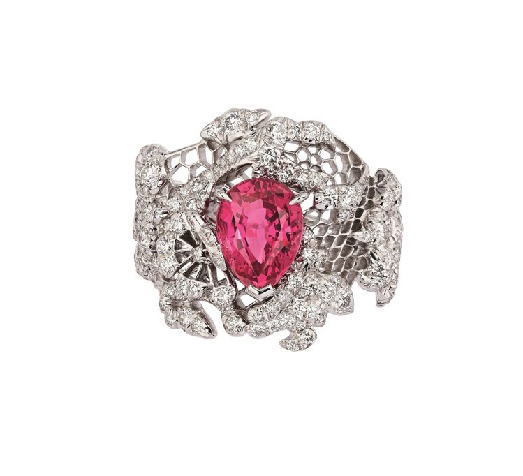 DIOR DIOR DIOR DENTELLE GUIPURE 粉色尖晶石戒指，約840萬元。圖／DIOR提供