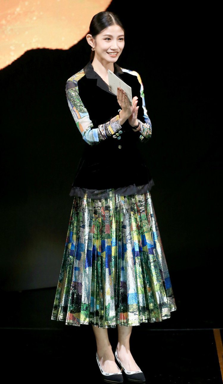 女星李千那擔任頒獎人，身穿美國藝術家MICKALENE THOMAS替DIOR設計的彩線織布長裙搭配刺繡黑色天鵝絨Bar Jacket。記者林伯東／攝影