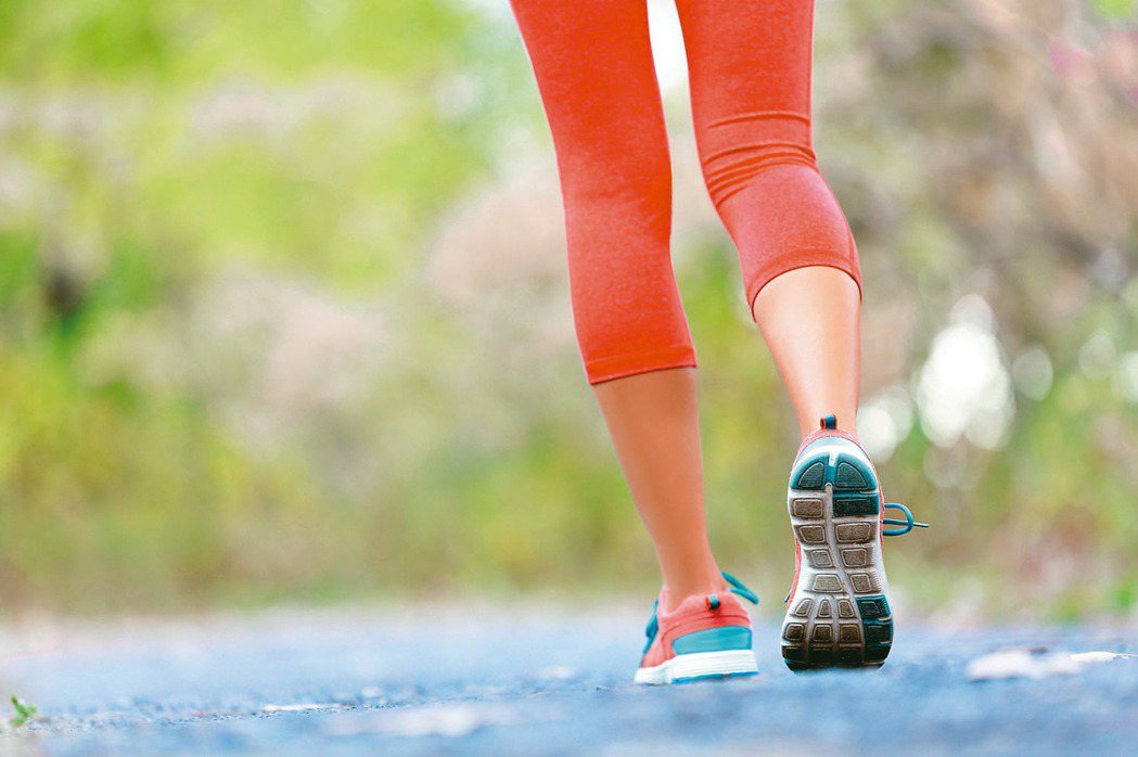 運動對乳癌患者大有好處，應培養健康生活習慣，每周走路3至5小時可增加存活率。 圖...