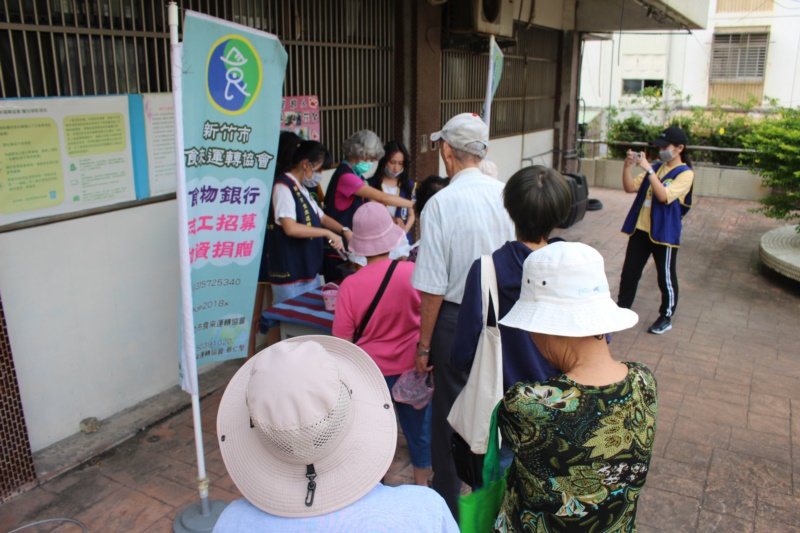 新竹市食來運轉協會在每周一、三、五分裝好轉送麵包服務給社福團體後，在下午4點推出...
