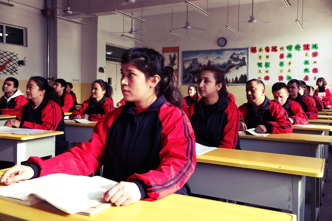 一舉一動，黨說了算？圖為中國對外展示新疆再教育營的「學習」情況。 圖／路透社