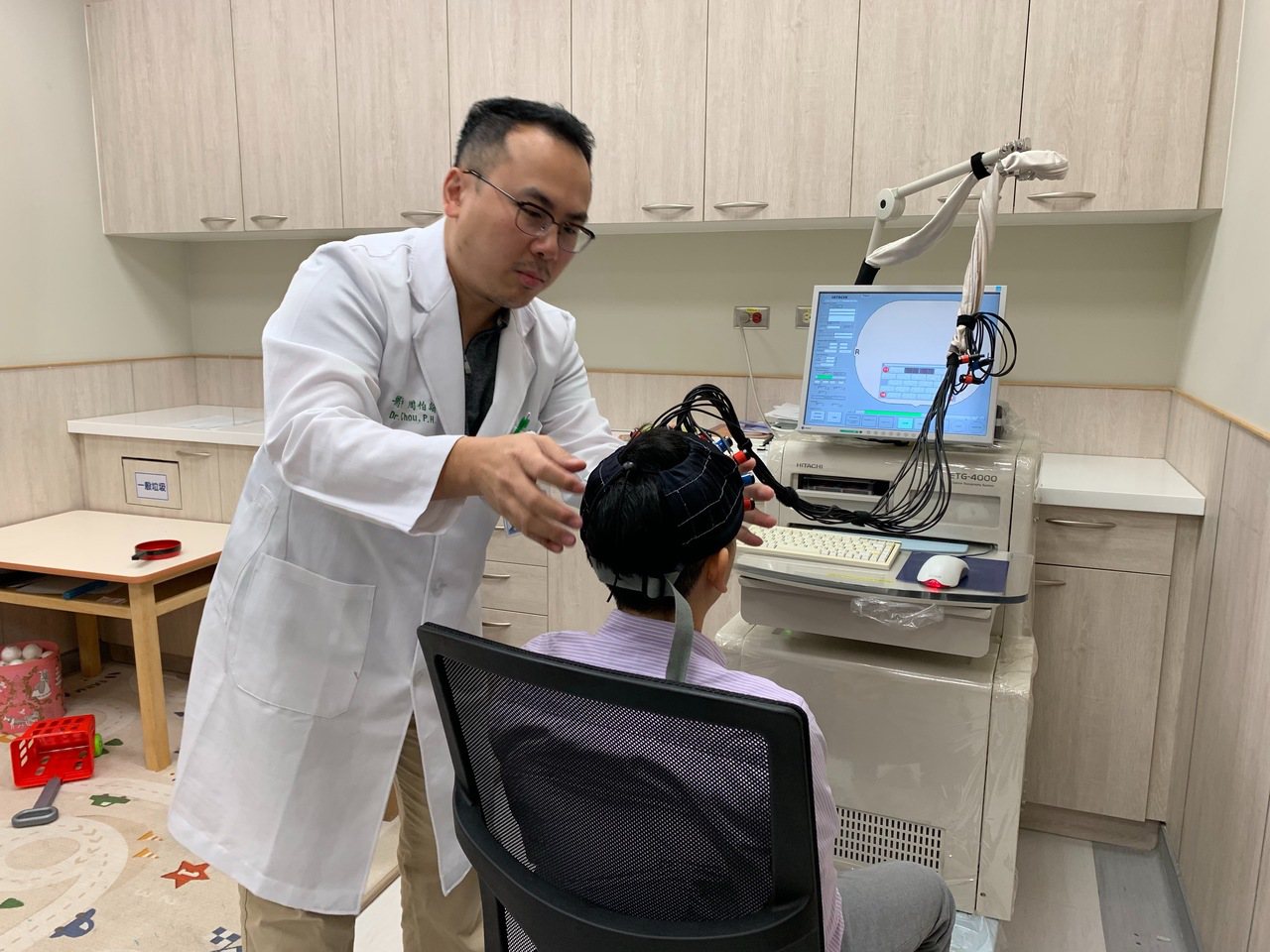 中國醫藥大學新竹附設醫院引進「近紅外光腦光譜儀」，透過測量患者的大腦前額葉功能變化，作為評估精神疾病患者的病情的輔助工具。記者郭政芬／攝影