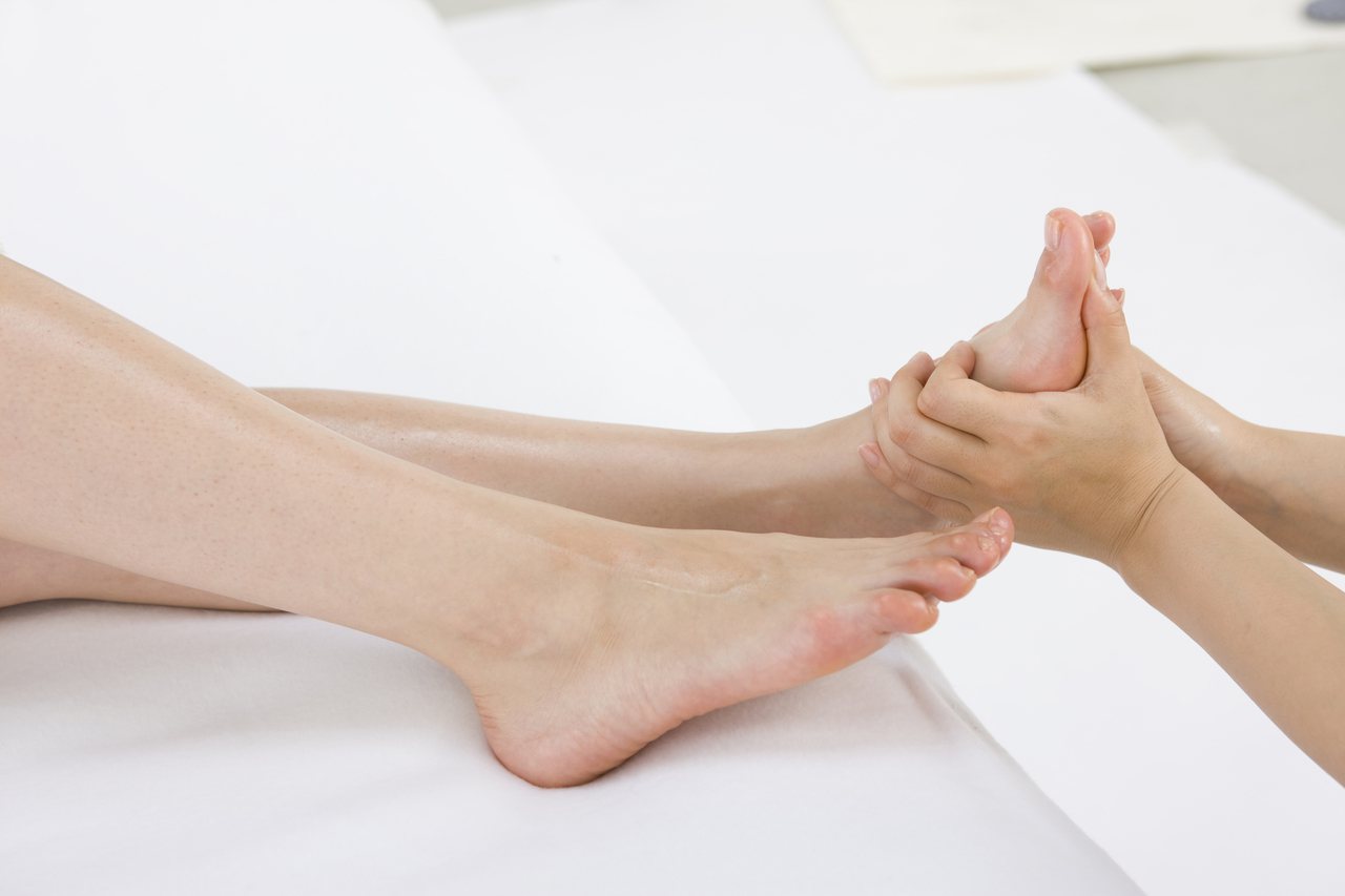 治療足底筋膜炎除了針對疼痛部位給予藥物和復健治療外，尚需檢視患者的步態是否異常，足踝、膝蓋、髖關節等有無其他疾患。示意圖／ingimage