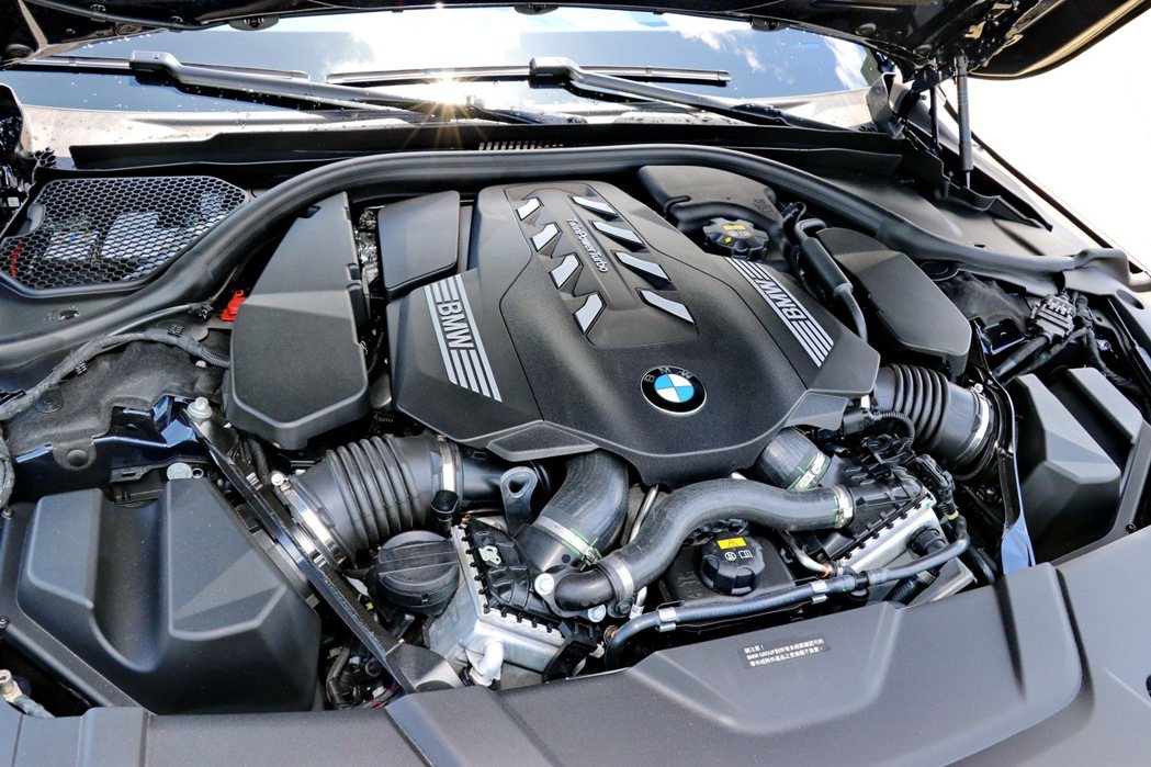 750Li xDrive搭載4.4升V8雙渦輪增壓汽油引擎。 記者陳威任／攝影