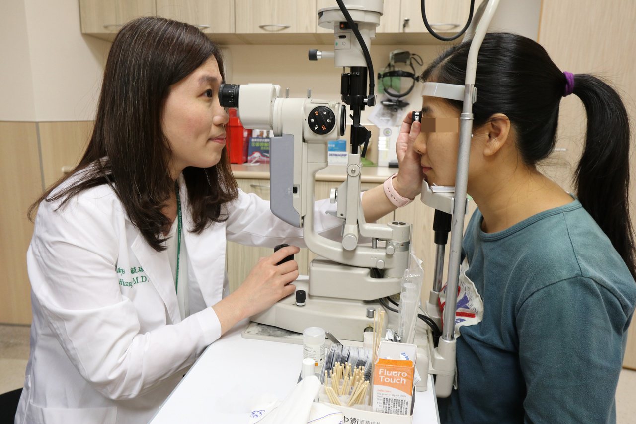 亞洲大學附屬醫院眼科部醫師黃毓璇（左）指出，糖尿病控制不佳，會造成視網膜病變。圖／亞洲大學附屬醫院提供