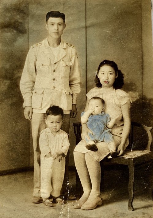 曹汶龍（左下）幼年的全家福照，他和母親（右）相差18歲，如今感覺自己更像「母親的...