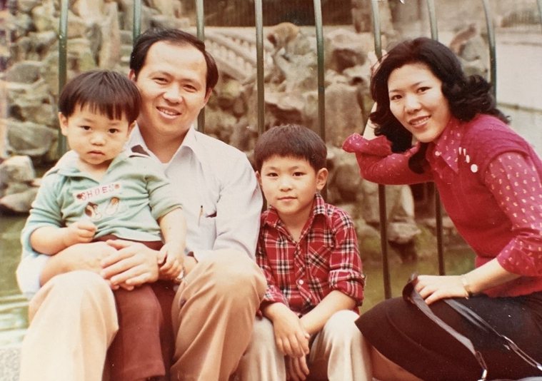 曹汶龍34歲時和妻子及2名兒子合照，他感謝妻子長年來協助照顧父母親，始終維持融洽...